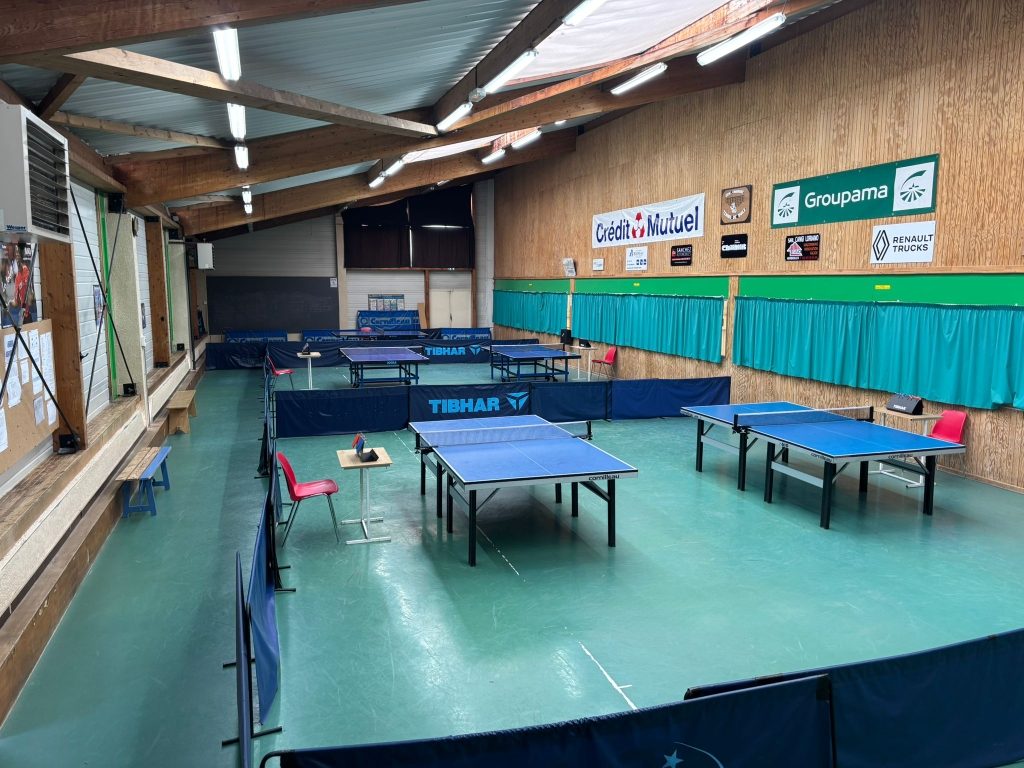 Salle du club avec les tables de tennis de table installées, gymnase Lionel Meunier